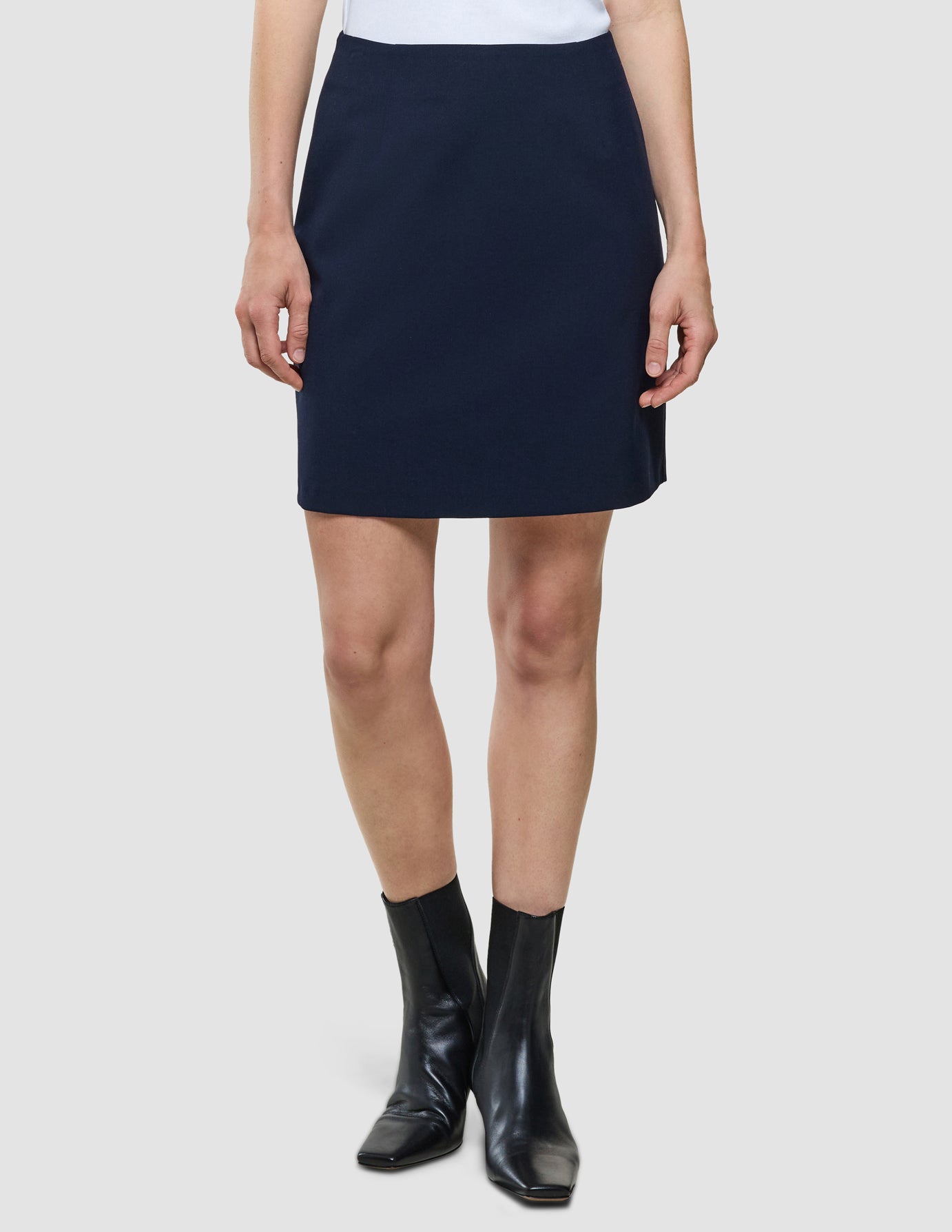 Ease Short Skirt i Blue Nights, helfigur med sort ankelstøvle.